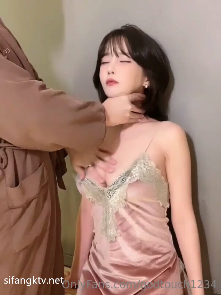 白色吊带裙超甜美短发美女外围小姐姐 很主动脱光光骑在身上 69姿势口交舔屌跪着深喉 修长美腿肩上扛